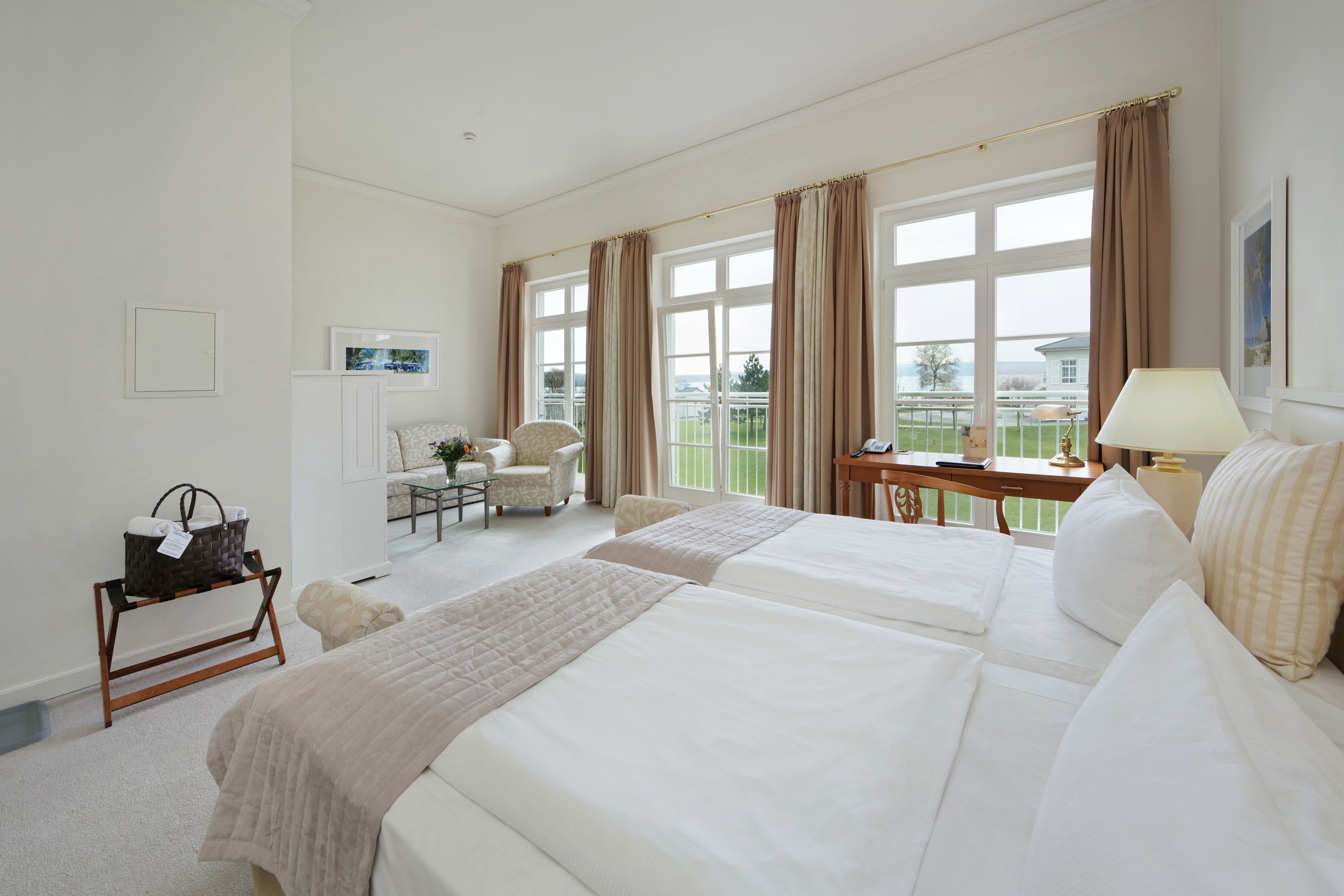 Elegant Room with Lake View